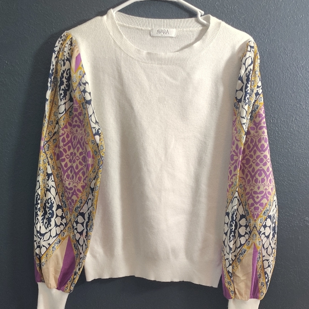 Avara Elegant Chic Contrast Cream Sweater with Vibrant Cotton Sleeves.